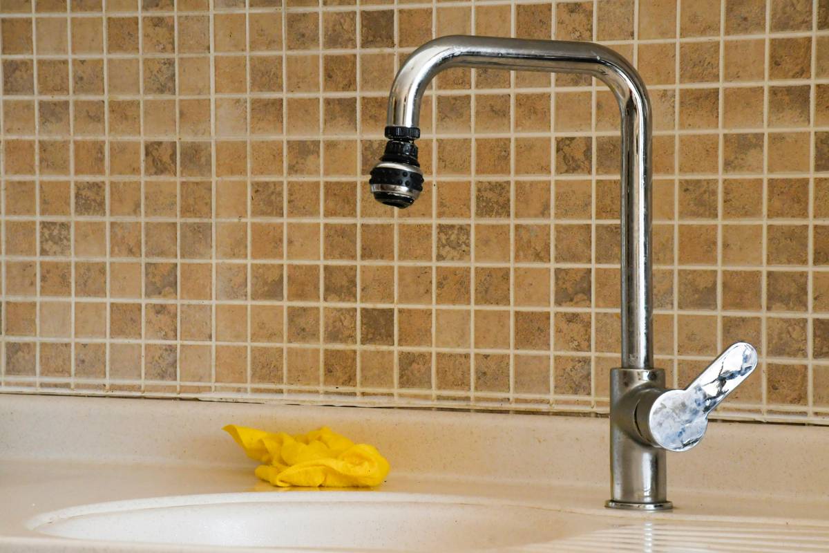 Infographic comparing bacteria levels in wet vs. dry biodegradable sponges over 72 hours