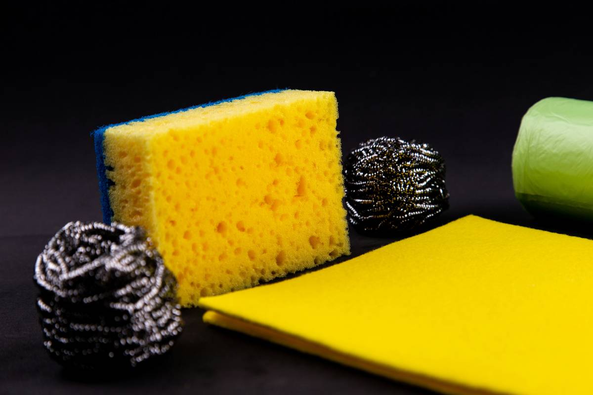 Bar chart comparing water absorption capacity: conventional polyurethane sponge (5.8x weight), loofah (2.1x), pure cellulose (3.4x), loofah-cellulose blend (5.2x)