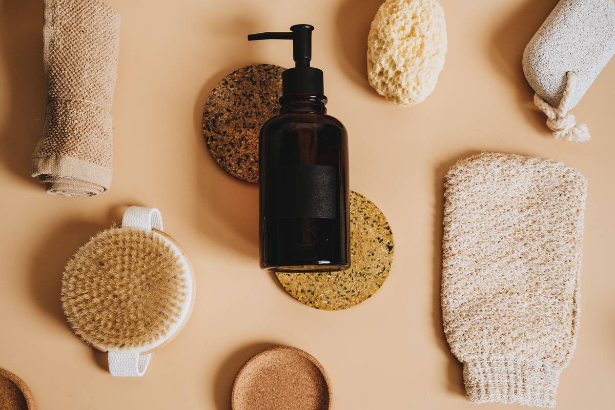 Infographic comparing composition of conventional plastic sponges vs. certified biodegradable natural sponges showing cellulose, loofah, and sea sponge materials versus polyurethane and polyester