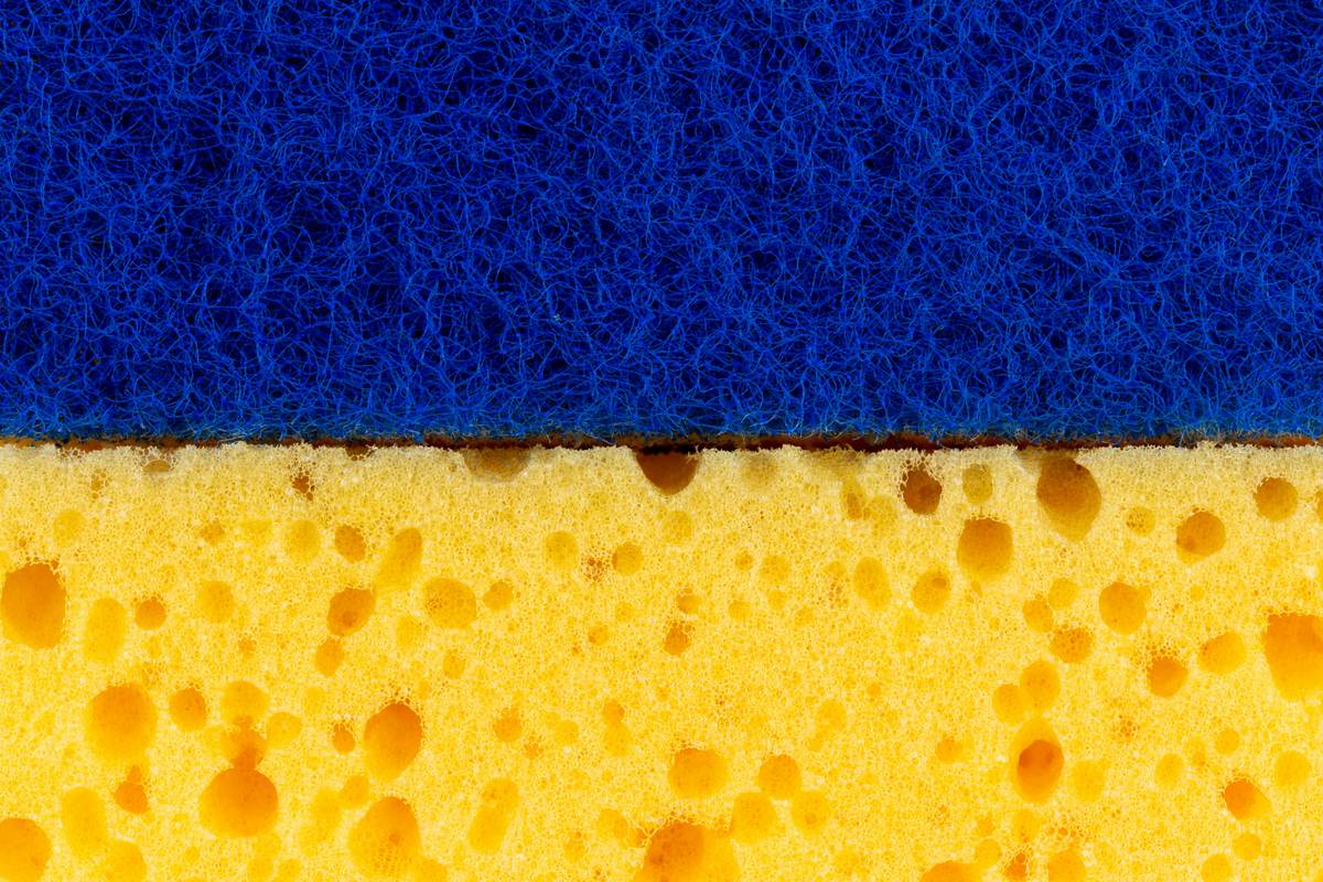 Pie chart showing composition of common 'natural' sponges: 68% polyester, 22% cellulose, 10% undisclosed binders